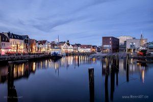 Blaue Stunde am Binnenhafen von Husum // Foto: MeerART / Ralph Kerpa