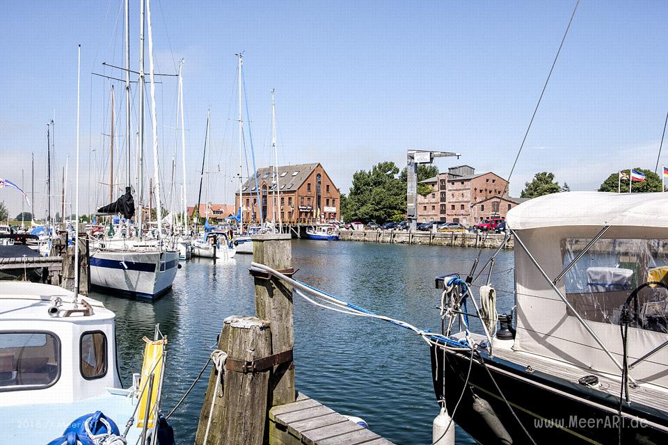 Der idyllische Hafen Orth auf Fehmarn // Foto: MeerART