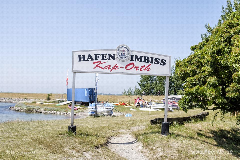 Der idyllische Hafen Orth auf Fehmarn // Foto: MeerART