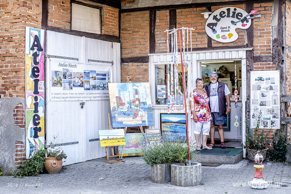 Der freischaffende Künstler Gerd R. Kirsch mit seinem Atelier in Burg // Foto: MeerART / Ralph Kerpa