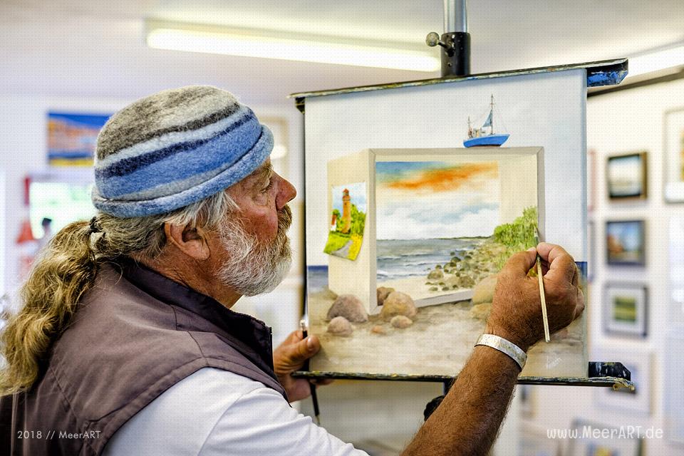 Der freischaffende Künstler Gerd R. Kirsch mit seinem Atelier in Burg // Foto: MeerART / Ralph Kerpa