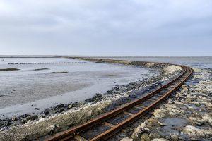 Lüttmoorsiel mit der Halligbahn nach Nordstrandischmoor - Das Motiv ist als Wandbild vom Meer bei uns erhältlich // Foto: MeerART / Ralph Kerpa