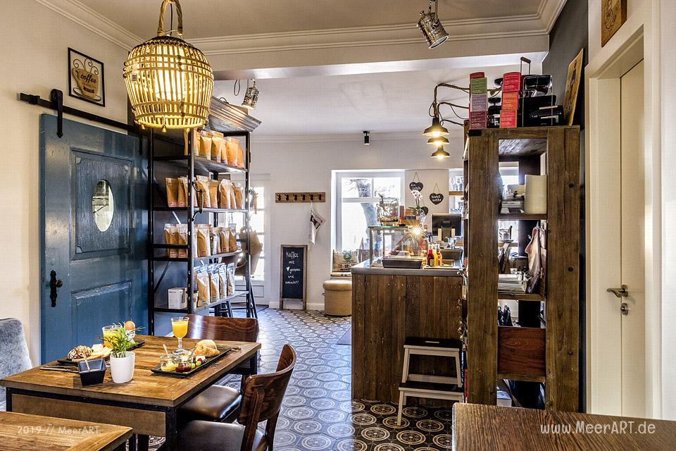 Das zauberhafte HafenKaffee von Petra und Gunner Althausen in Husum // Foto: MeerART / Ralph Kerpa