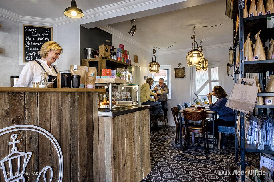 Das zauberhafte HafenKaffee von Petra und Gunner Althausen in Husum // Foto: MeerART / Ralph Kerpa