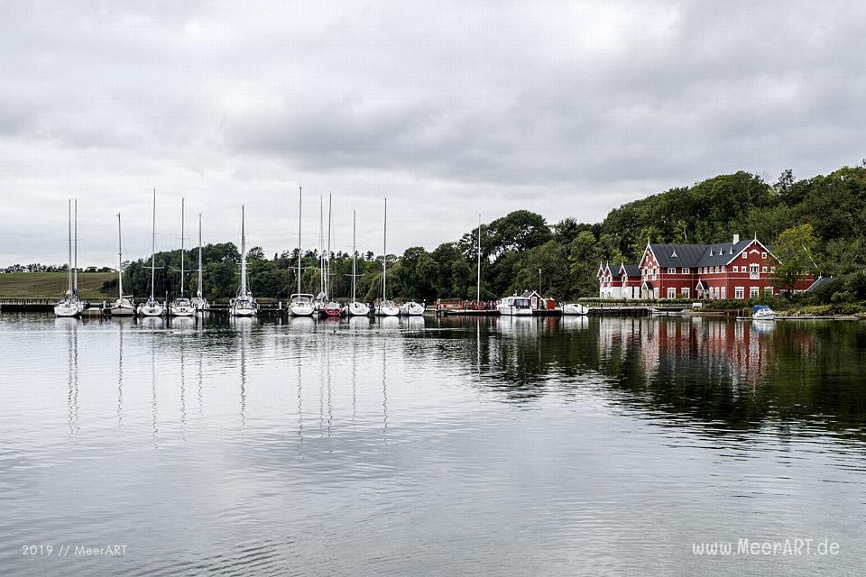 Der Yachthafen von Dyvig mit dem idyllischem Badehotel // Foto: MeerART