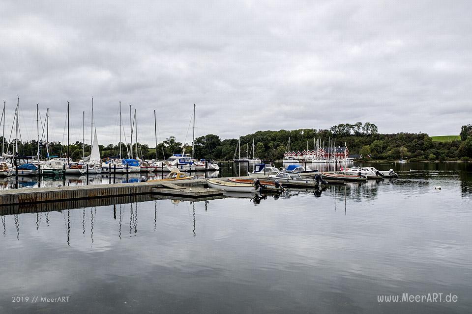 Der Yachthafen von Dyvig mit dem idyllischem Badehotel // Foto: MeerART