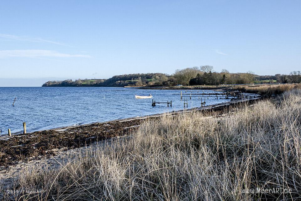 Ein idyllischer Strandabschnitt an der Apenrader Förde in Sønderjylland // Foto: MeerART