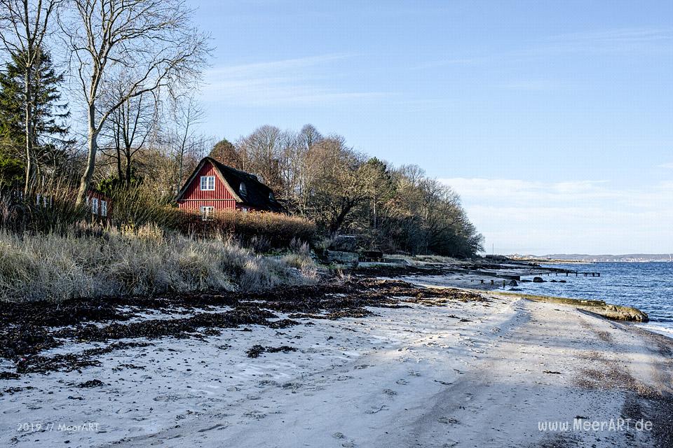 Ein idyllischer Strandabschnitt an der Apenrader Förde in Sønderjylland // Foto: MeerART