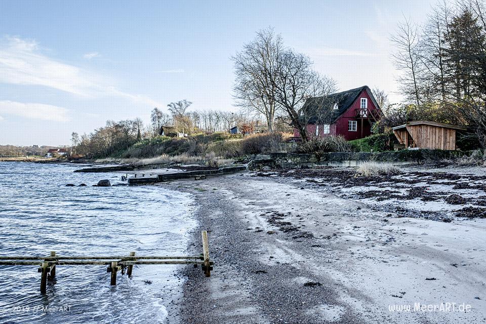Ein idyllischer Strandabschnitt an der Apenrader Förde in Sønderjylland // Foto: MeerART