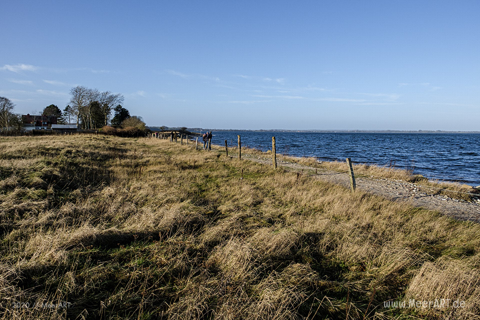 Ein Sonntagsspaziergang an der Ostseeküste in Bockholmwik // Foto: MeerART