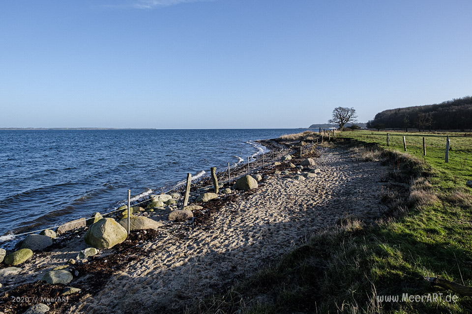 Ein Sonntagsspaziergang an der Ostseeküste in Bockholmwik // Foto: MeerART