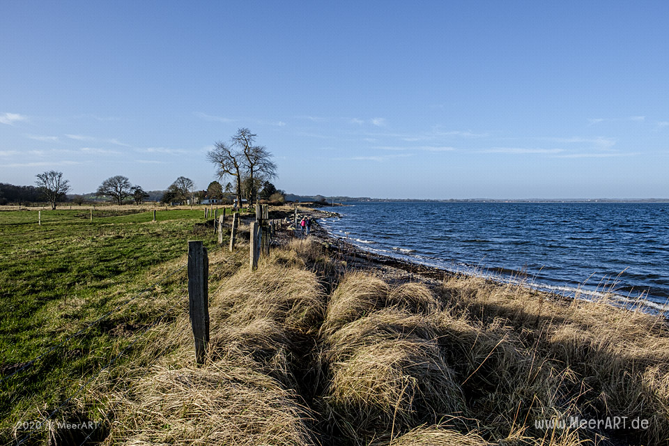 Ein Sonntagsspaziergang an der Ostseeküste in Bockholmwik // Foto: MeerART