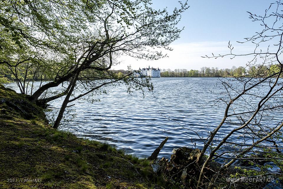 Glückselig am Ufer der Flensburger Förde // Foto: MeerART