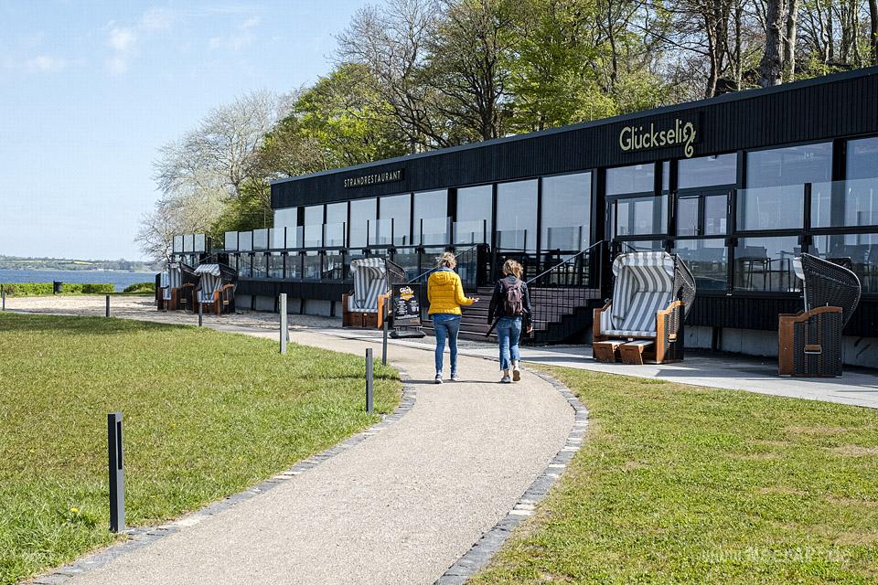 Glückselig am Ufer der Flensburger Förde // Foto: MeerART