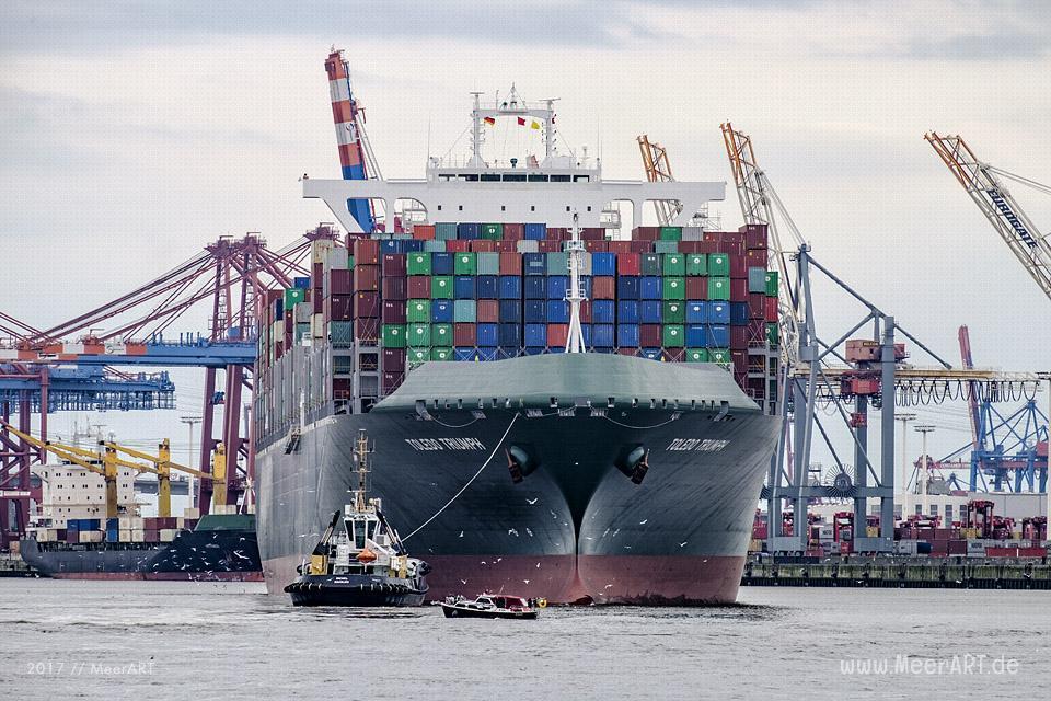 Das Containerschiff "TOLEDO TRIUMPH" - IMO 9737486 wird von zwei Schleppern vor dem Bubendeyufer gedreht und zum Containerterminal geschleppt - Das Motiv ist als Wandbild vom Meer bei uns erhältlich // Foto: MeerART / Ralph Kerpa