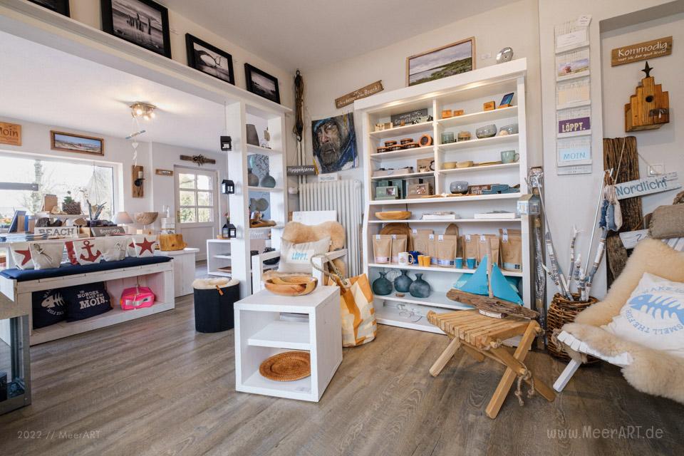 Das Atelier „MeerART för to Huus“ in Langenhorn an der Westküste (Nordfriesland) mit handgefertigten Wohn- und Gartenaccessoires sowie Rahmungen mit maritimen Motiven aus den Reportagen von den Küstenregionen an Nord- und Ostsee // Foto: MeerART / Ralph Kerpa