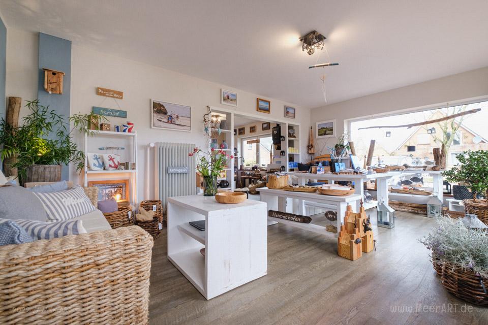 Das Atelier „MeerART för to Huus“ in Langenhorn an der Westküste (Nordfriesland) mit handgefertigten Wohn- und Gartenaccessoires sowie Rahmungen mit maritimen Motiven aus den Reportagen von den Küstenregionen an Nord- und Ostsee // Foto: MeerART / Ralph Kerpa