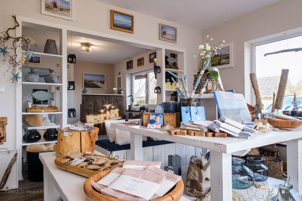Das Atelier „MeerART för to Huus“ in Langenhorn an der Westküste (Nordfriesland) mit handgefertigten Wohn- und Gartenaccessoires sowie Rahmungen mit maritimen Motiven aus den Reportagen von den Küstenregionen an Nord- und Ostsee // Foto: MeerART / Ralph Kerpa