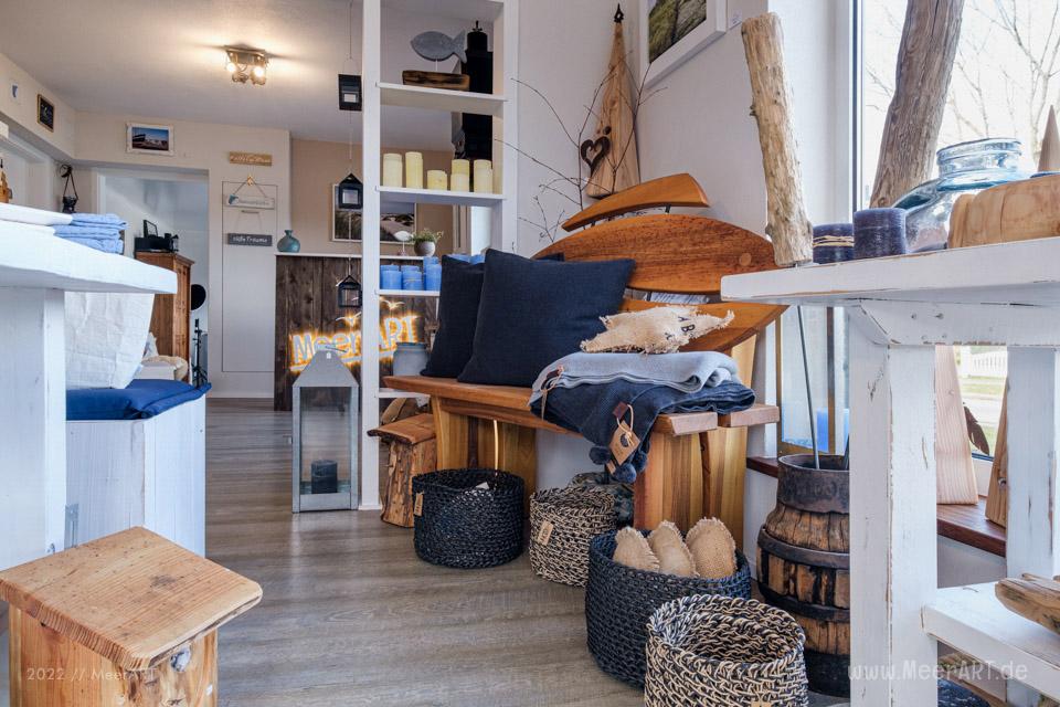 Das Atelier „MeerART för to Huus“ in Langenhorn an der Westküste (Nordfriesland) mit handgefertigten Wohn- und Gartenaccessoires sowie Rahmungen mit maritimen Motiven aus den Reportagen von den Küstenregionen an Nord- und Ostsee // Foto: MeerART / Ralph Kerpa