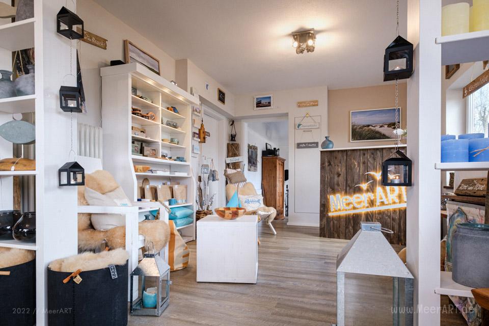 Das Atelier „MeerART för to Huus“ in Langenhorn an der Westküste (Nordfriesland) mit handgefertigten Wohn- und Gartenaccessoires sowie Rahmungen mit maritimen Motiven aus den Reportagen von den Küstenregionen an Nord- und Ostsee // Foto: MeerART / Ralph Kerpa