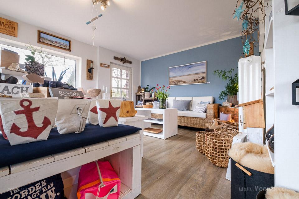 Das Atelier „MeerART för to Huus“ in Langenhorn an der Westküste (Nordfriesland) mit handgefertigten Wohn- und Gartenaccessoires sowie Rahmungen mit maritimen Motiven aus den Reportagen von den Küstenregionen an Nord- und Ostsee // Foto: MeerART / Ralph Kerpa