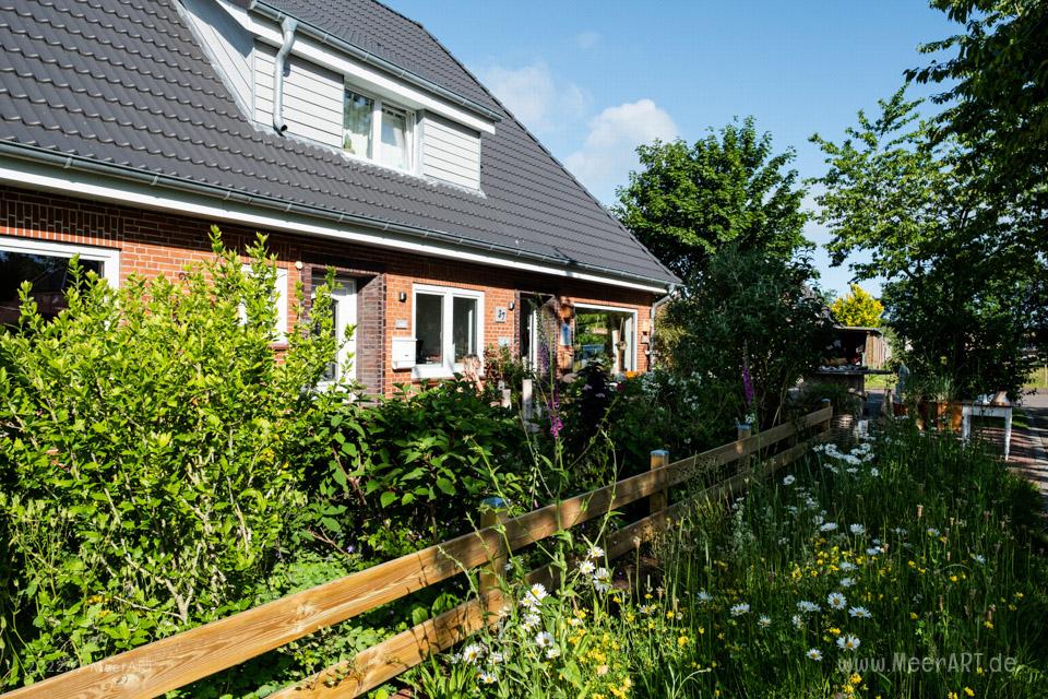Das Atelier „MeerART för to Huus“ in Langenhorn an der Westküste (Nordfriesland) mit handgefertigten Wohn- und Gartenaccessoires sowie Rahmungen mit maritimen Motiven aus den Reportagen von den Küstenregionen an Nord- und Ostsee // Foto: MeerART / Ralph Kerpa
