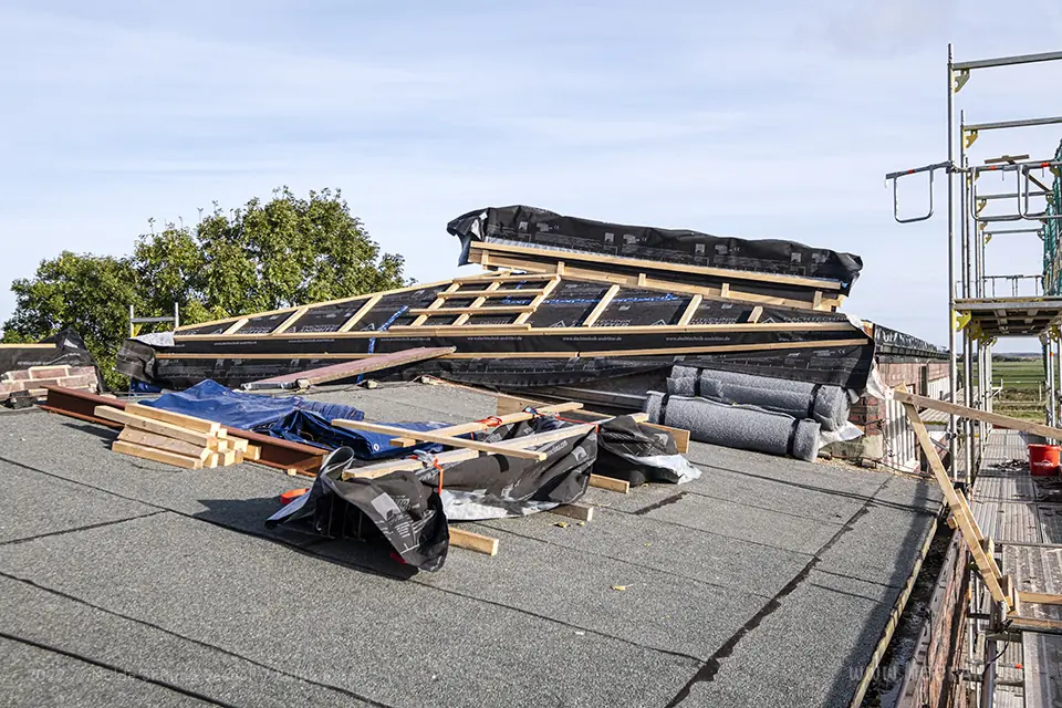 Nolde Haus - Arbeiten am Dach während der Sanierung im Oktober 2020 // Foto: Nolde Stiftung Seebüll / Ralph Kerpa