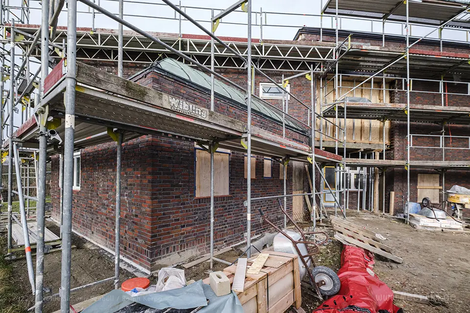 Nolde Haus - Arbeiten an der Fassade vom Wohn- und Atelierhaus während der Sanierung im Februar 2021 // Foto: Nolde Stiftung Seebüll / Ralph Kerpa