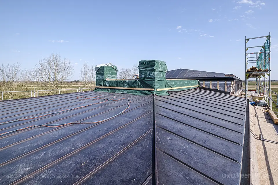 Nolde Haus - Arbeiten am Dach während der Sanierung im April 2021 // Foto: Nolde Stiftung Seebüll / Ralph Kerpa