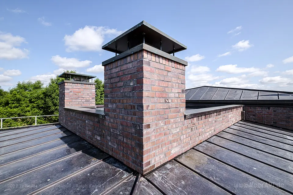 Nolde Haus - Arbeiten am Dach während der Sanierung im Juli 2021 // Foto: Nolde Stiftung Seebüll / Ralph Kerpa