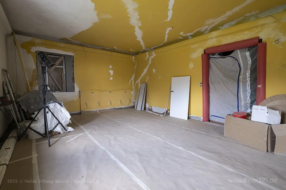 Nolde Haus - Das gelbe Zimmer während der Sanierung im September 2021 // Foto: Nolde Stiftung Seebüll / Ralph Kerpa