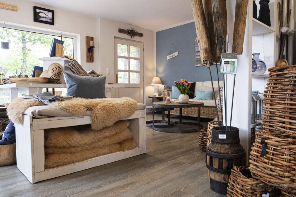 Das Atelier „MeerART för to Huus“ in Langenhorn an der Westküste (Nordfriesland) mit handgefertigten Wohn- und Gartenaccessoires sowie Rahmungen mit maritimen Motiven aus den Reportagen von den Küstenregionen an Nord- und Ostsee // Foto: MeerART / Ralph Kerpa