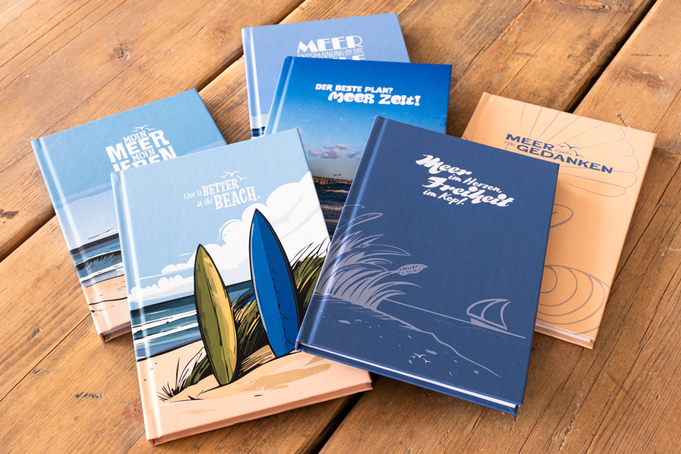 Sehr schön gestaltete gebundene Ausgabe mit maritimen Motiven, Wochenübersicht und Tagebuchseiten für persönliche Gedanken und Glücksmomente.