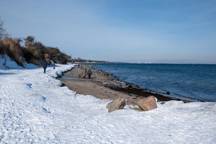 Der Naturstrand in Norgaardholz an der Flensburger Förde im Winter 2026 // Foto: MeerART / Ralph Kerpa