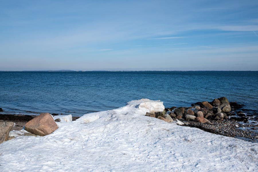 Der Naturstrand in Norgaardholz an der Flensburger Förde im Winter 2026 // Foto: MeerART / Ralph Kerpa