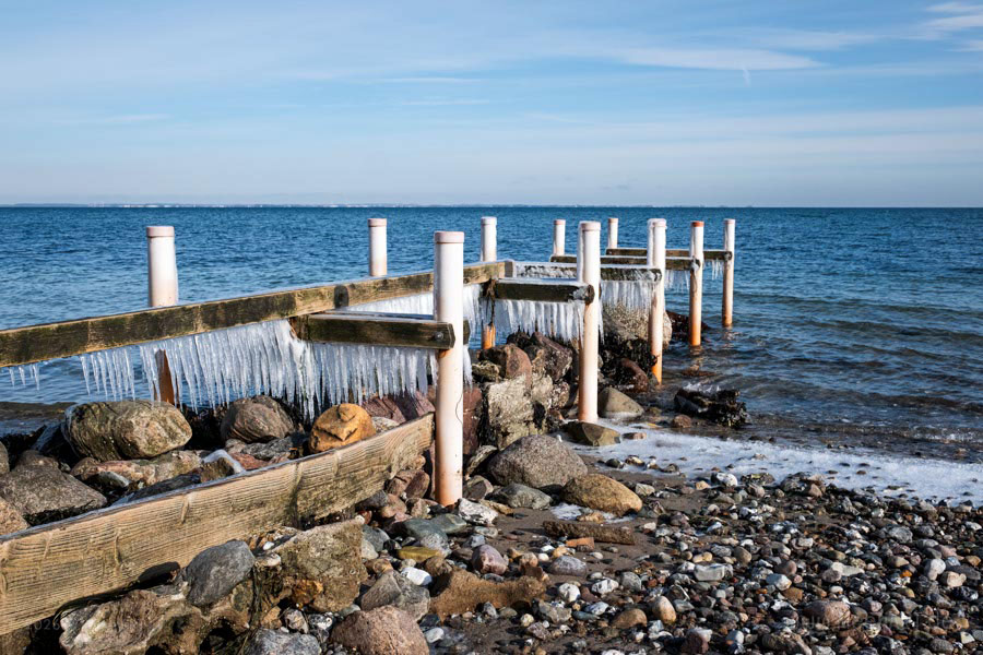 Der Naturstrand in Norgaardholz an der Flensburger Förde im Winter 2026 // Foto: MeerART / Ralph Kerpa
