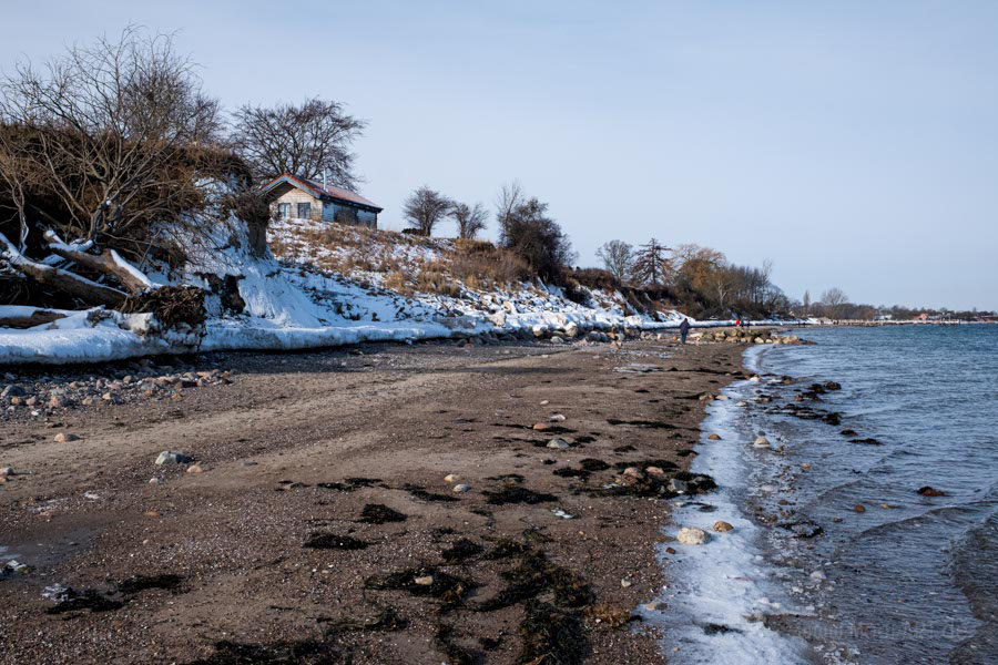 Der Naturstrand in Norgaardholz an der Flensburger Förde im Winter 2026 // Foto: MeerART / Ralph Kerpa