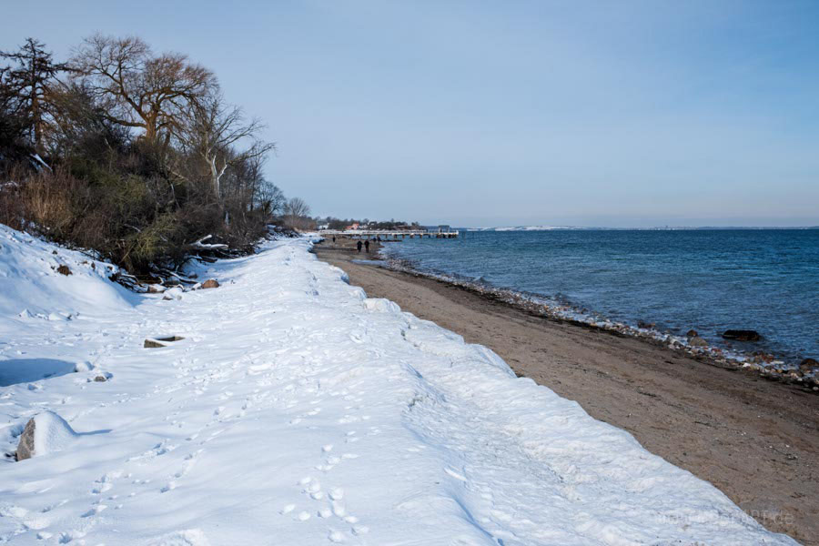 Der Naturstrand in Norgaardholz an der Flensburger Förde im Winter 2026 // Foto: MeerART / Ralph Kerpa