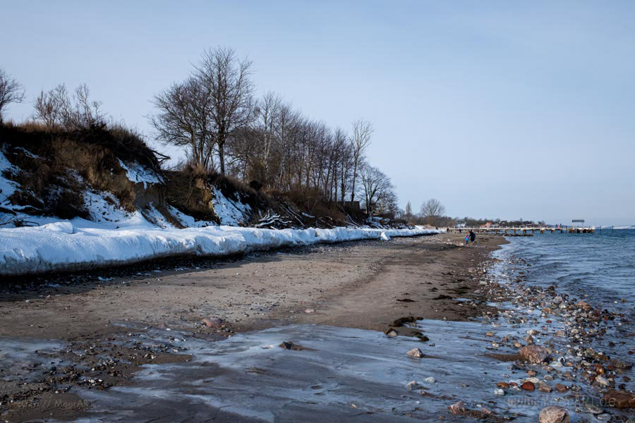 Der Naturstrand in Norgaardholz an der Flensburger Förde im Winter 2026 // Foto: MeerART / Ralph Kerpa