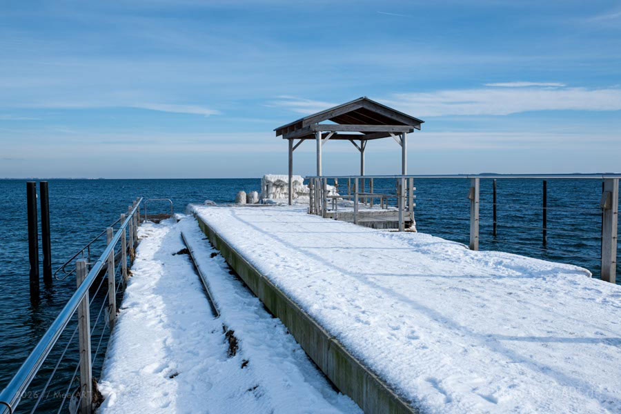 Der Naturstrand in Norgaardholz an der Flensburger Förde im Winter 2026 // Foto: MeerART / Ralph Kerpa