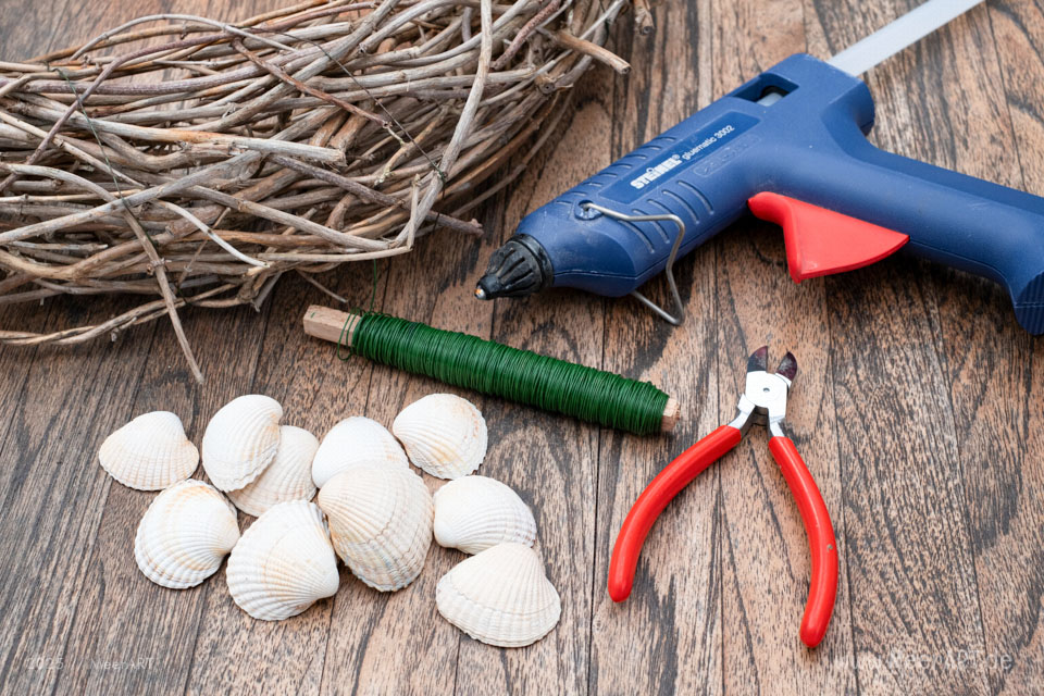 Hol dir das Meer nach Hause - Nordische und Dekoideen - DIY maritimer Kranz mit Muscheln // Foto: MeerART