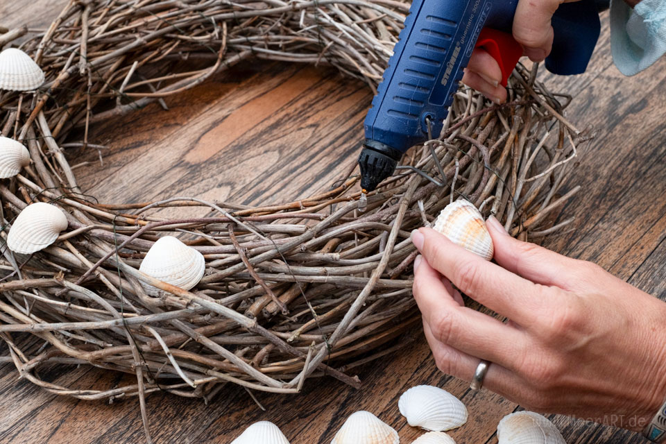 Hol dir das Meer nach Hause - Nordische und Dekoideen - DIY maritimer Kranz mit Muscheln // Foto: MeerART