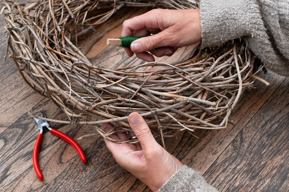 Hol dir das Meer nach Hause - Nordische und Dekoideen - DIY maritimer Kranz mit Muscheln // Foto: MeerART