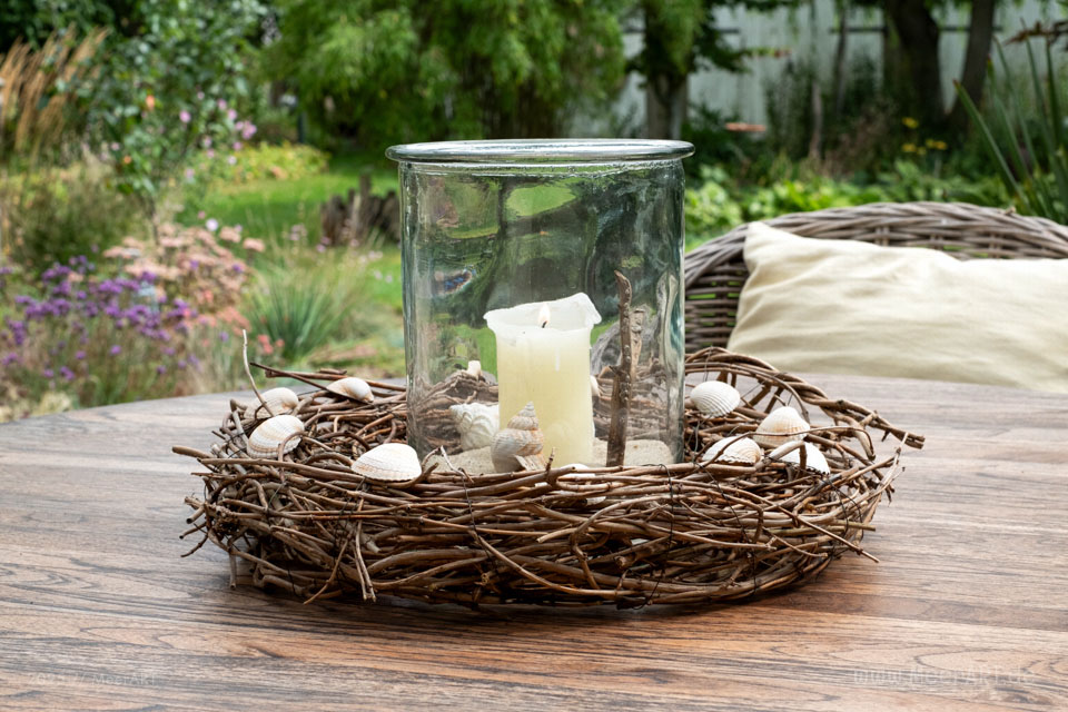 Hol dir das Meer nach Hause - Nordische und Dekoideen - DIY maritimer Kranz mit Muscheln // Foto: MeerART