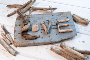 Nordische und Dekoideen - DIY - Schild aus Strandgut Schild aus Strandgut mit der Aufschrift - Love // Foto: MeerART