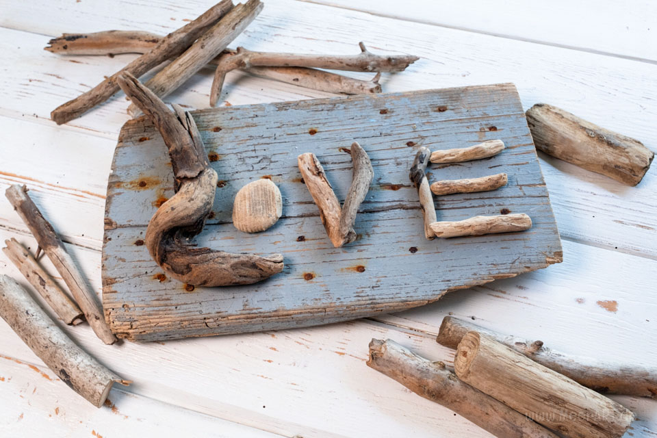 Nordische und Dekoideen - DIY - Schild aus Strandgut Schild aus Strandgut mit der Aufschrift - Love // Foto: MeerART