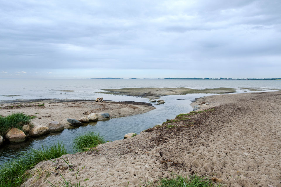 Zwischen Gut und Ostsee: Unterwegs auf einer malerischen Rundtour beim Gut Oestergaard // Foto: MeerART