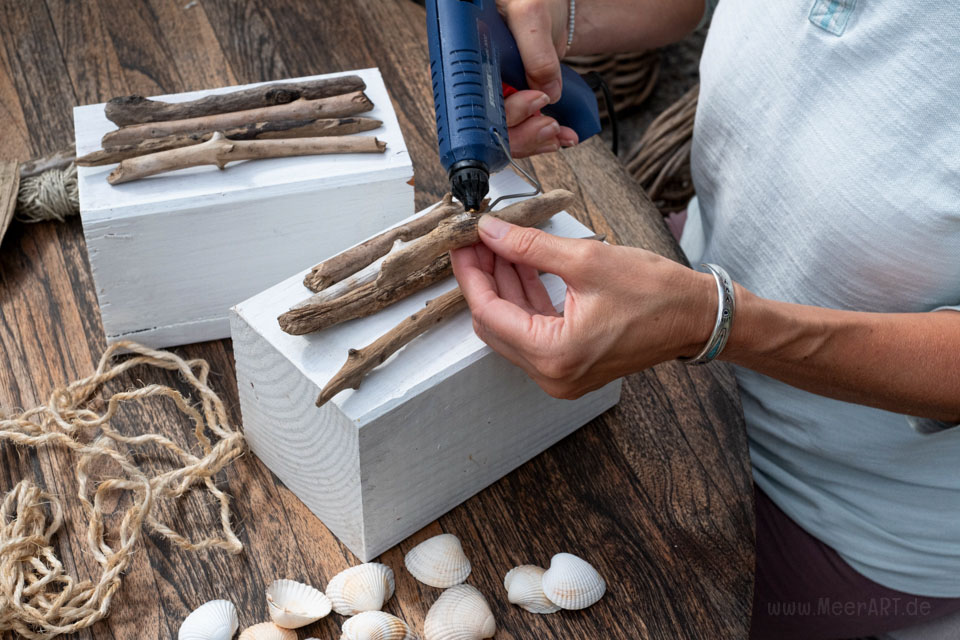 Küstenliebe Fotostrecke - Hol dir das Meer nach Hause - Nordische und Dekoideen - DIY Maritime Kerzenständer mit Strandgut