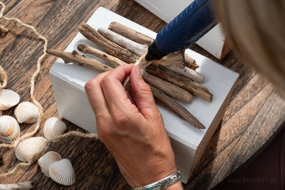 Küstenliebe Fotostrecke - Hol dir das Meer nach Hause - Nordische und Dekoideen - DIY Maritime Kerzenständer mit Strandgut