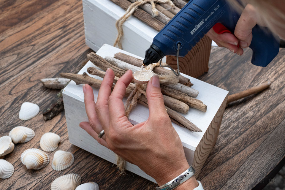 Küstenliebe Fotostrecke - Hol dir das Meer nach Hause - Nordische und Dekoideen - DIY Maritime Kerzenständer mit Strandgut